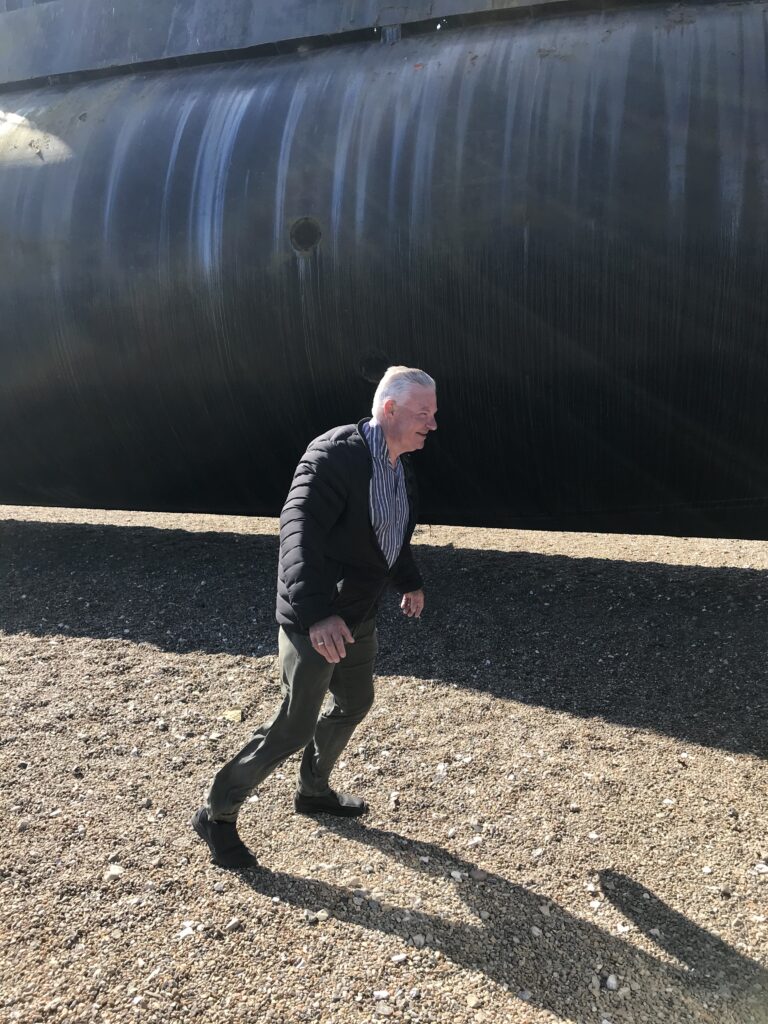 Projektleder på udstillingen, Gert Astrup-Jepsen, afprøver den ”storm-simulator”, som giver publikum oplevelsen af de seneste storme i Lemvig. Som det fremgår – virker den, og den stilles op udendørs!
